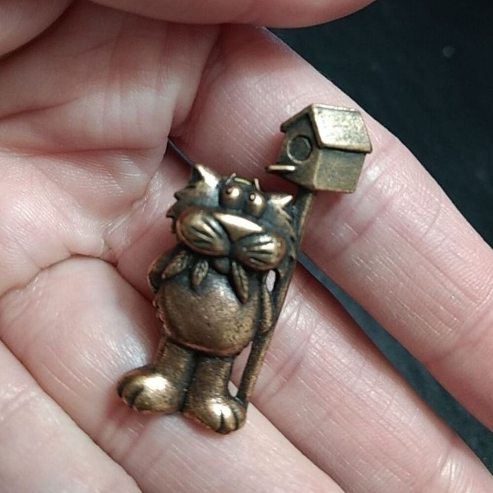 JJ bronze tone kitty just had dinner brooch